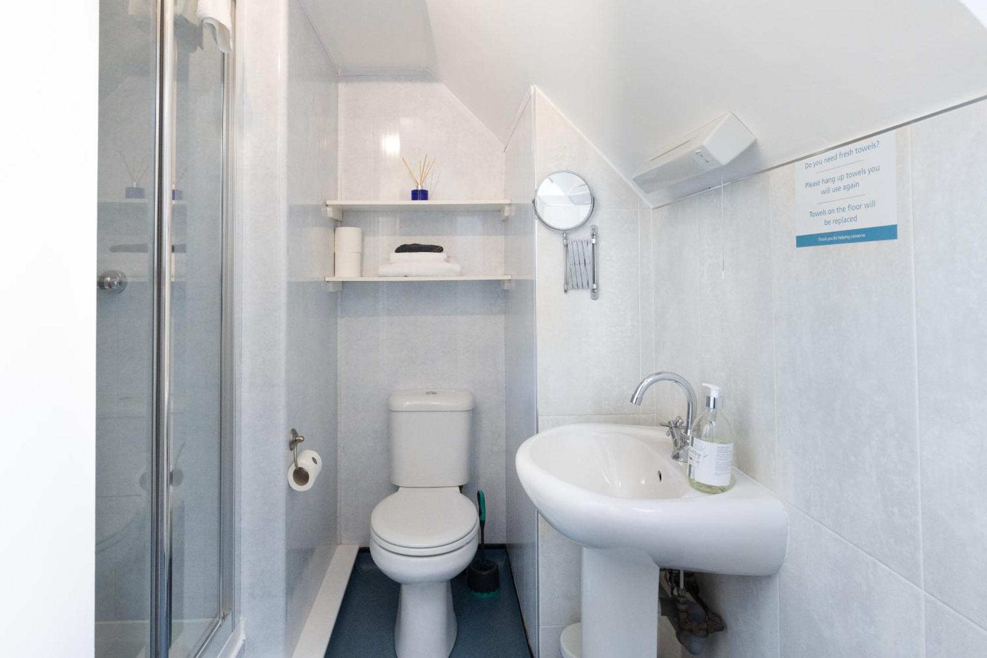 Small Double Room,1519425529:JPEG